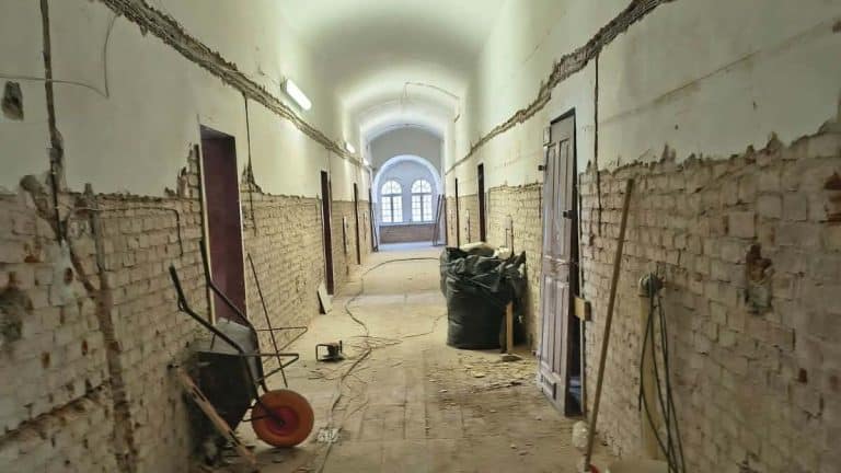 Wnętrze odrestaurowanego koszarowca w Twierdzy Boyen, w trakcie prac remontowych.