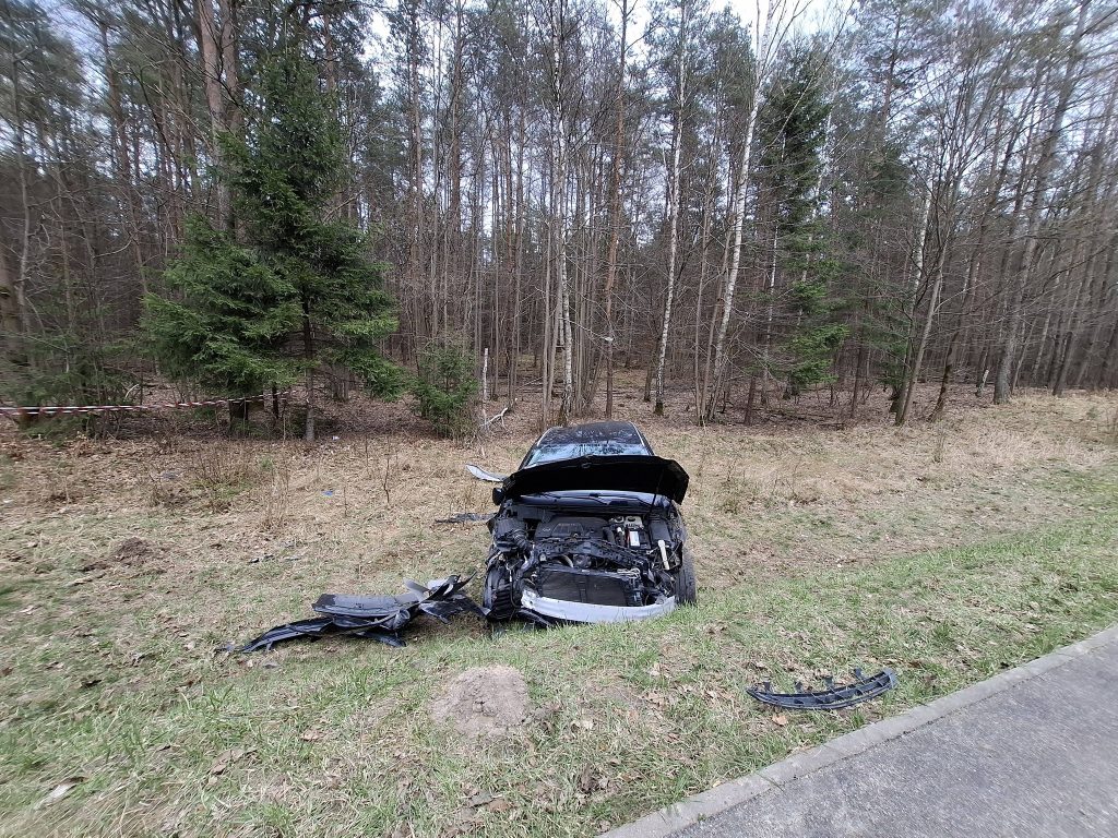 Rozbity samoch&oacute;d na poboczu, wypadek na trasie Iława-Lubawa, służby na miejscu.