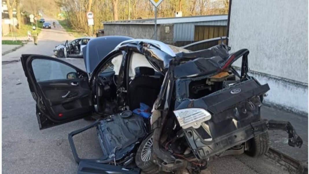 Zniszczony samoch&oacute;d po wypadku na skrzyżowaniu, uszkodzenia karoserii i wnętrza pojazdu.