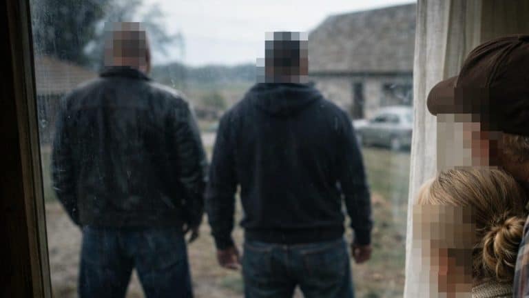 Rodzina rolnik&oacute;w obserwuje wprowadzenie się obcych mężczyzn do ich domu, scena z zewnątrz.