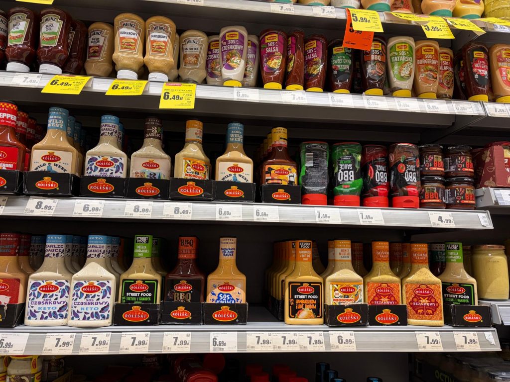R&oacute;żne sosy i przyprawy do grillowania na p&oacute;łce sklepowej w Olsztynie.