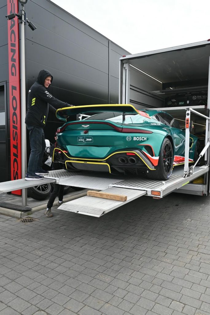 Wyścigowe Aston Martiny GT3 i GT4 w trakcie transportu i przygotowań pod Olsztynem.
