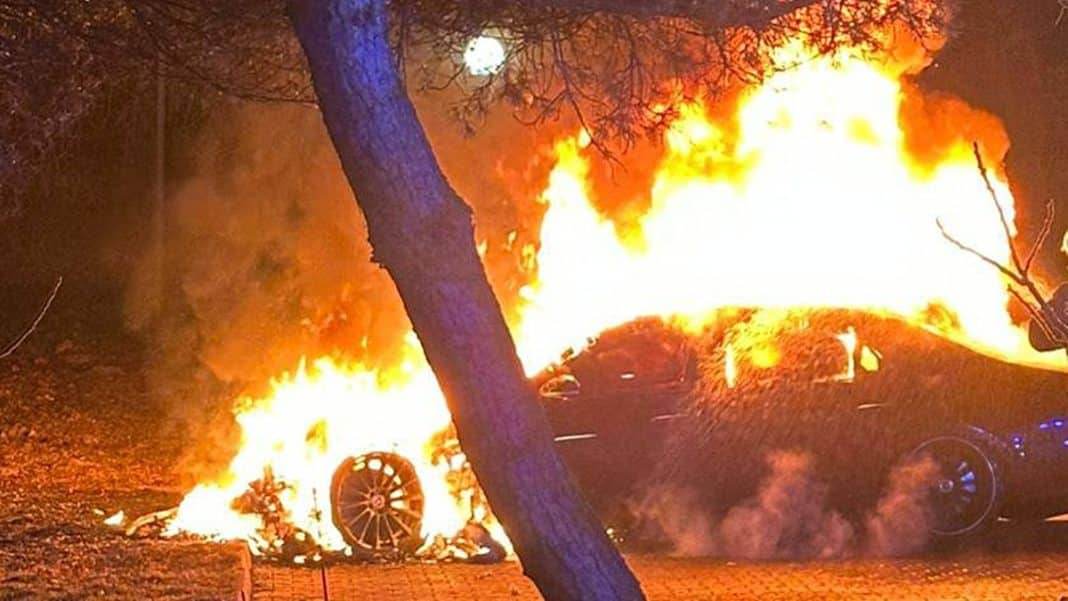 Pożar luksusowego samochodu marki Mercedes na parkingu w Kromerowie, płomienie i dym.