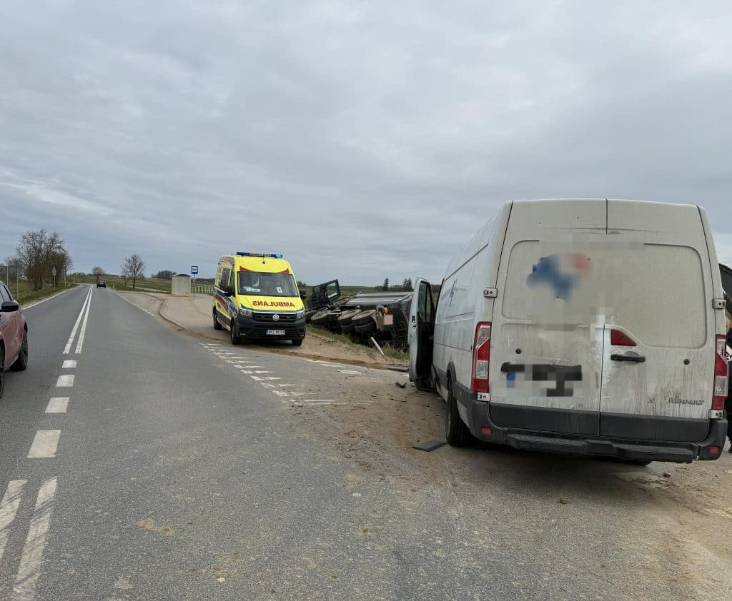 Wypadek na drodze wojew&oacute;dzkiej, dwie ciężar&oacute;wki, jedna w rowie, służby na miejscu.