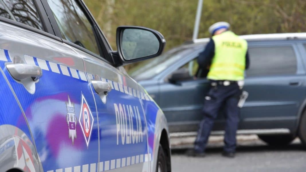 Policjant zatrzymuje samoch&oacute;d podczas kontroli drogowej na terenie Białej Piskiej.