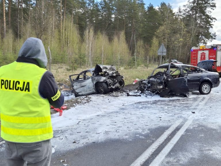 Zniszczone samochody po wypadku na drodze krajowej, na miejscu straż pożarna i policja.