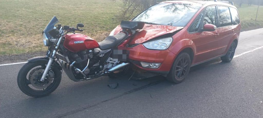 Wypadek na drodze krajowej nr 16, samoch&oacute;d uderzył w motocykl, kt&oacute;ry wbity jest w prz&oacute;d auta.