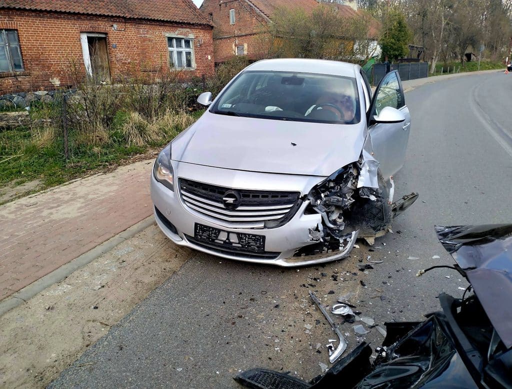 Uszkodzony samoch&oacute;d Opel po czołowym zderzeniu na zakręcie w Makowie.