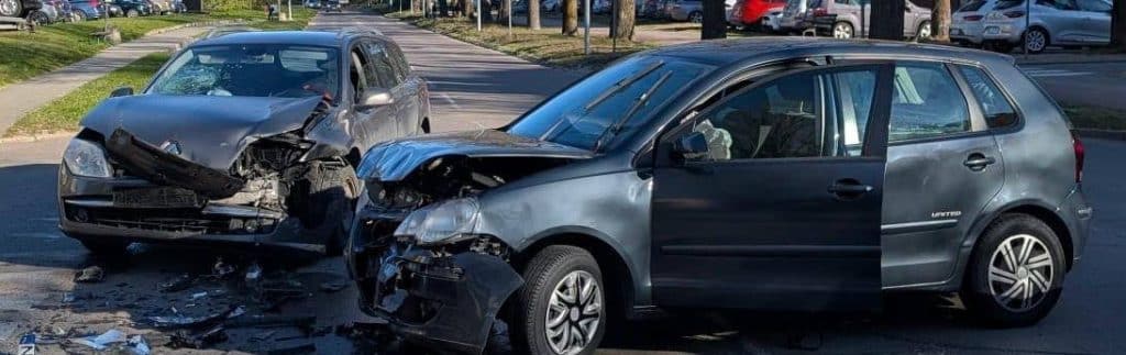 Rozbity samoch&oacute;d po wypadku na skrzyżowaniu w Ostr&oacute;dzie, utrudnienia w ruchu drogowym.