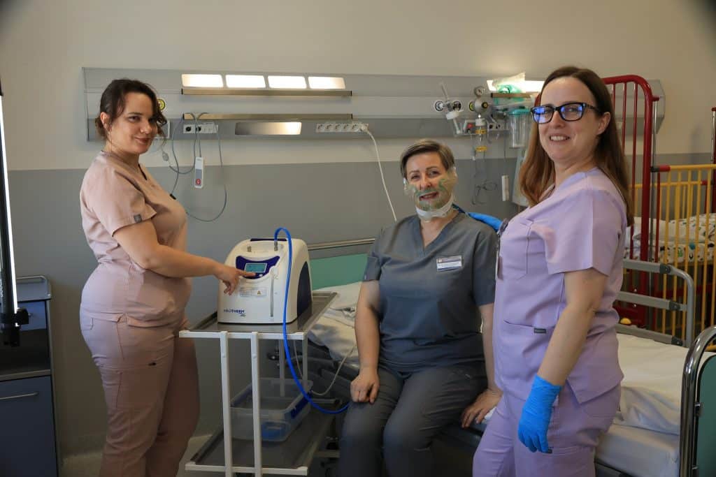 Personel medyczny z nowoczesnym urządzeniem chłodzącym w szpitalu w Olsztynie.