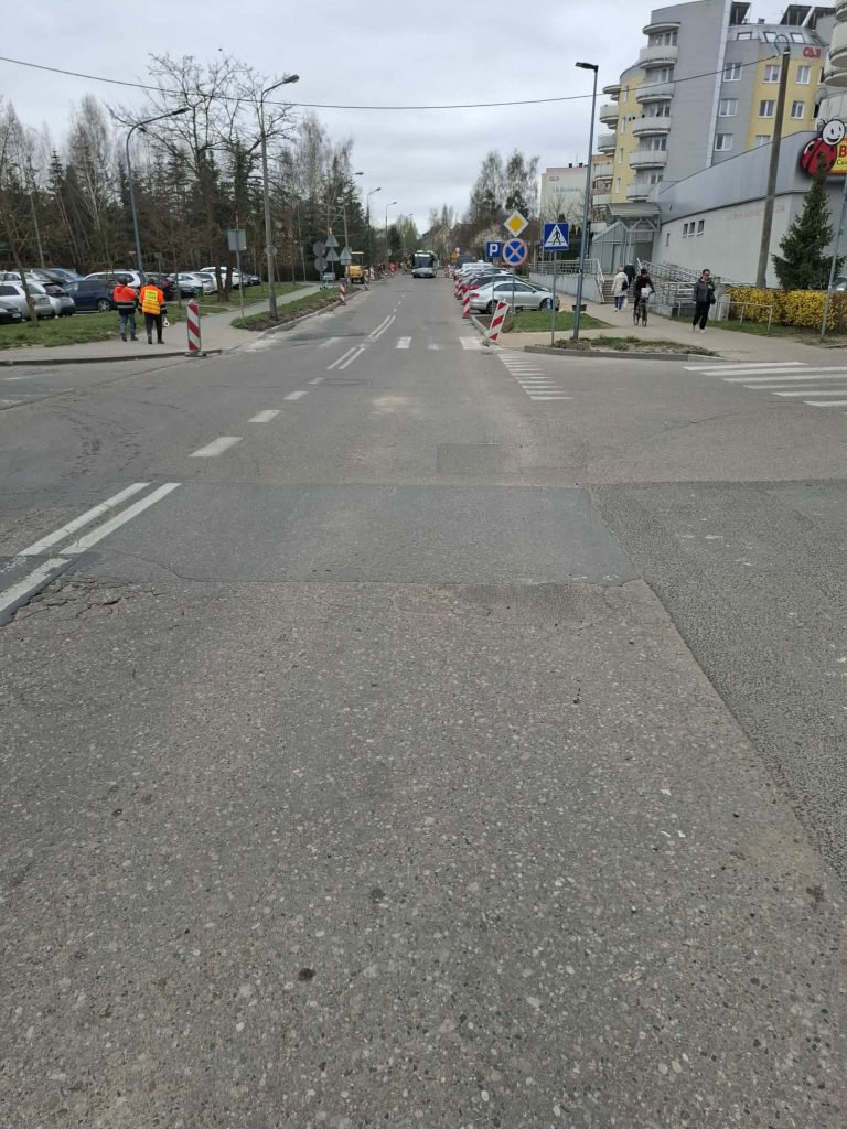 Ulica Iwaszkiewicza w Olsztynie z oznakowanym ruchem jednokierunkowym i robotami drogowymi.