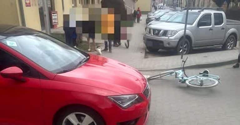 Rower leży na jezdni po wypadku z samochodem na przejściu dla pieszych.