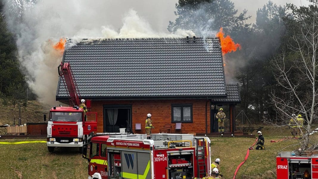 Strażacy gaszą pożar dachu domu jednorodzinnego w miejscowości Pr&oacute;le.