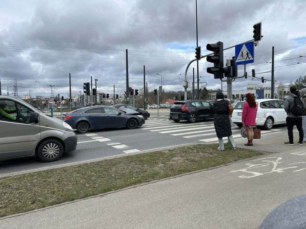 Kolizja samochod&oacute;w na skrzyżowaniu przy Galerii Warmińskiej w Olsztynie, na pasach czekają piesi.