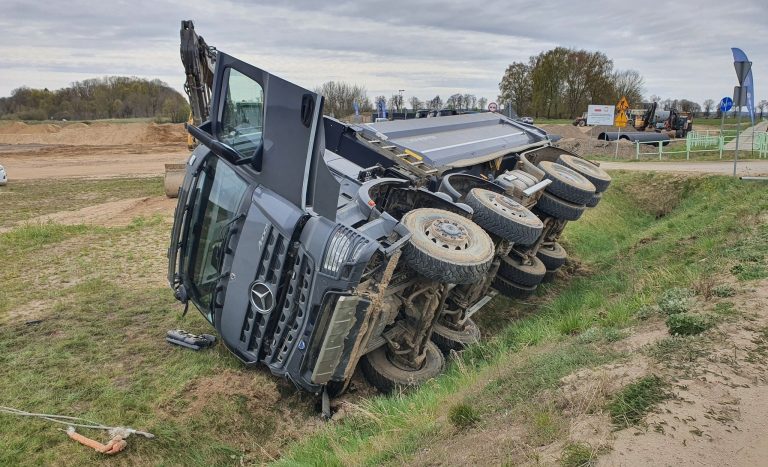Ciężar&oacute;wka przewr&oacute;cona do rowu na drodze wojew&oacute;dzkiej, służby na miejscu zdarzenia.