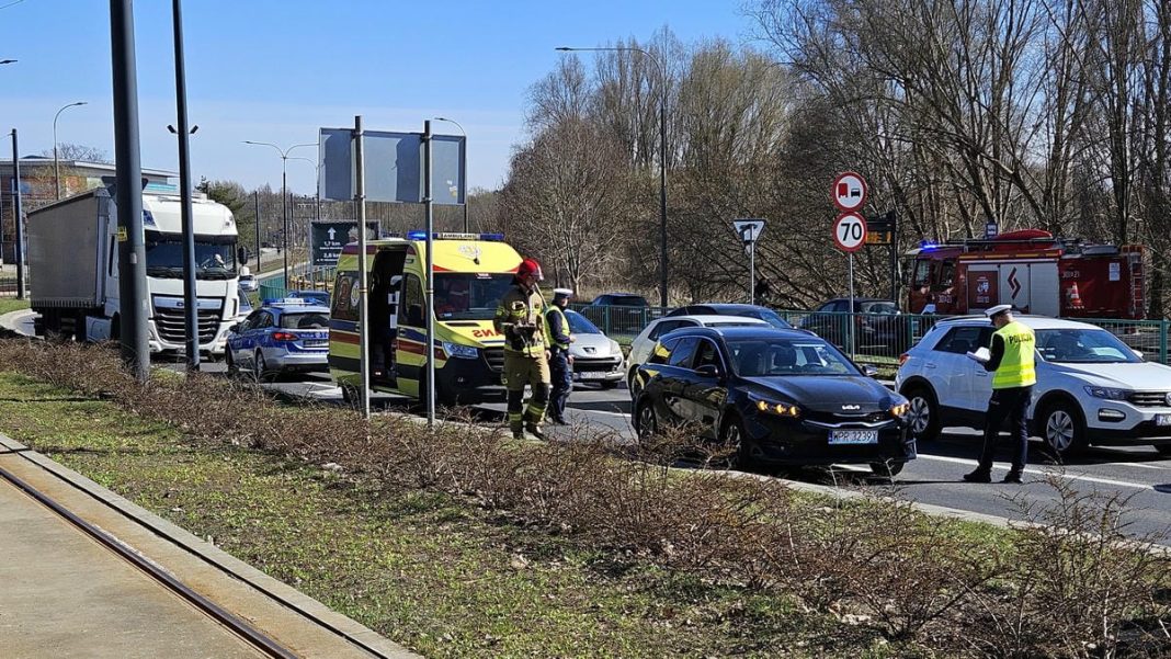 Kolizja na ul. Tuwima w Olsztynie, wypadek z udziałem ciężar&oacute;wki i samochodu osobowego, służby na miejscu.