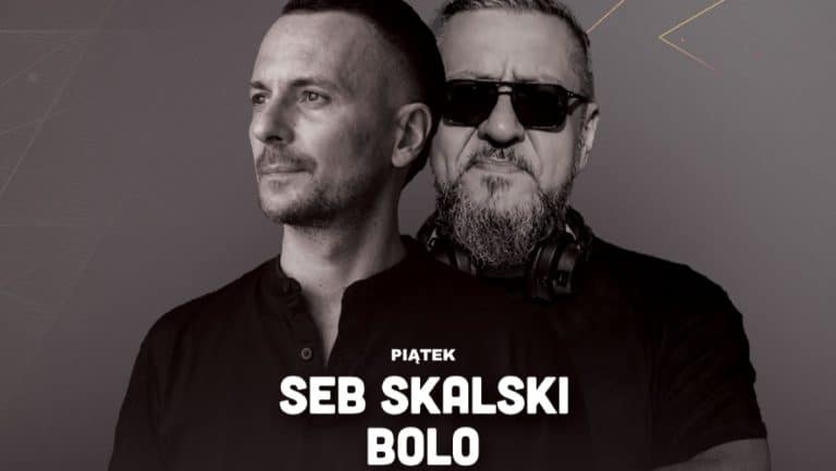 Zdjęcie dw&oacute;ch mężczyzn, jeden z nich w okularach przeciwsłonecznych, na tle grafiki promującej wydarzenie muzyczne.