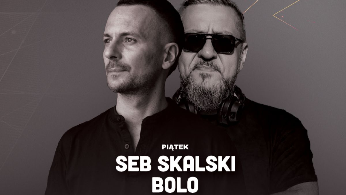 Zdjęcie dw&oacute;ch mężczyzn, jeden z nich w okularach przeciwsłonecznych, na tle grafiki promującej wydarzenie muzyczne.