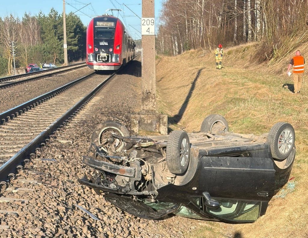 Rozbity samoch&oacute;d na torach kolejowych po wypadku z pociągiem w Lipinkach.
