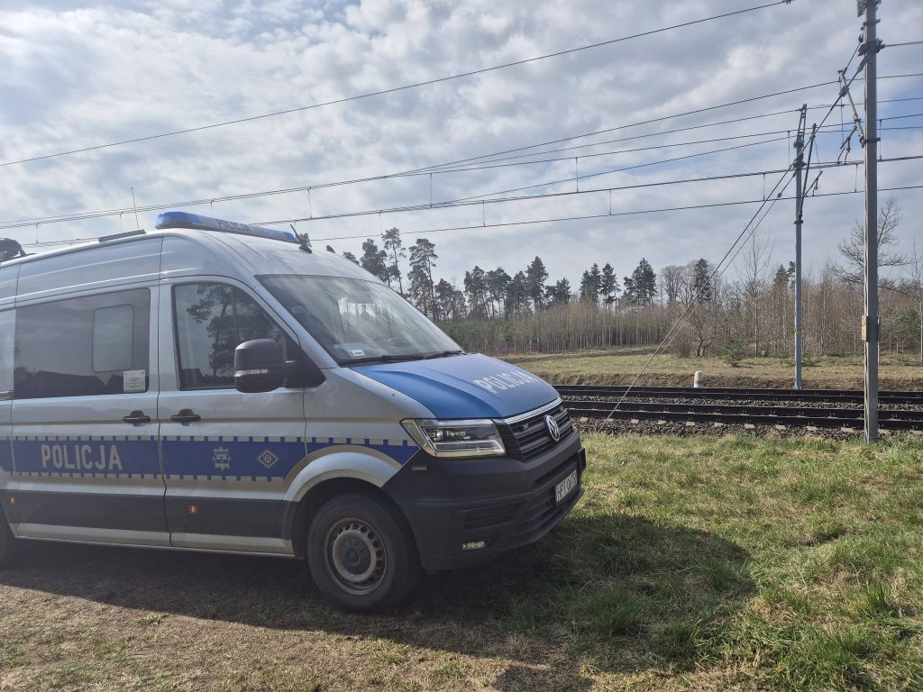Policja na miejscu tragedii na torach w Karolewie, w powiecie iławskim.
