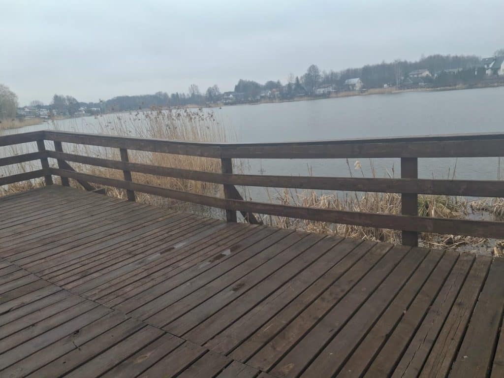 Widok na rozbierane molo nad jeziorem na Warmii i Mazurach, fragment konstrukcji.