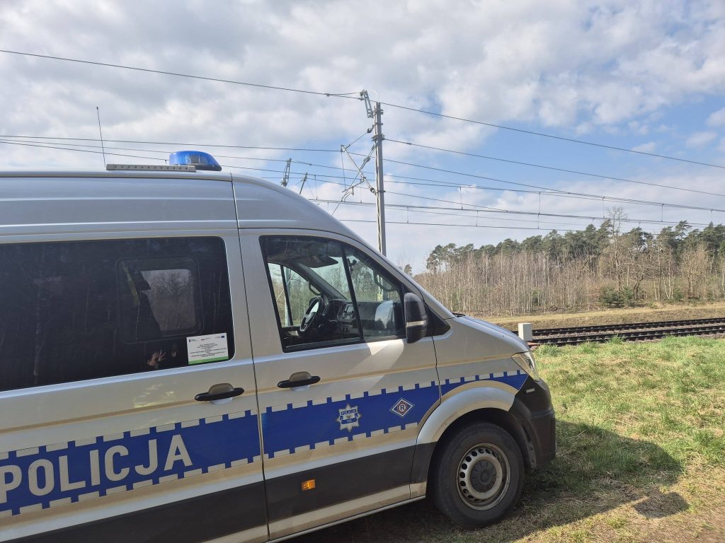 Policja na miejscu tragedii na torach w Karolewie, w pobliżu pociągu Pendolino.