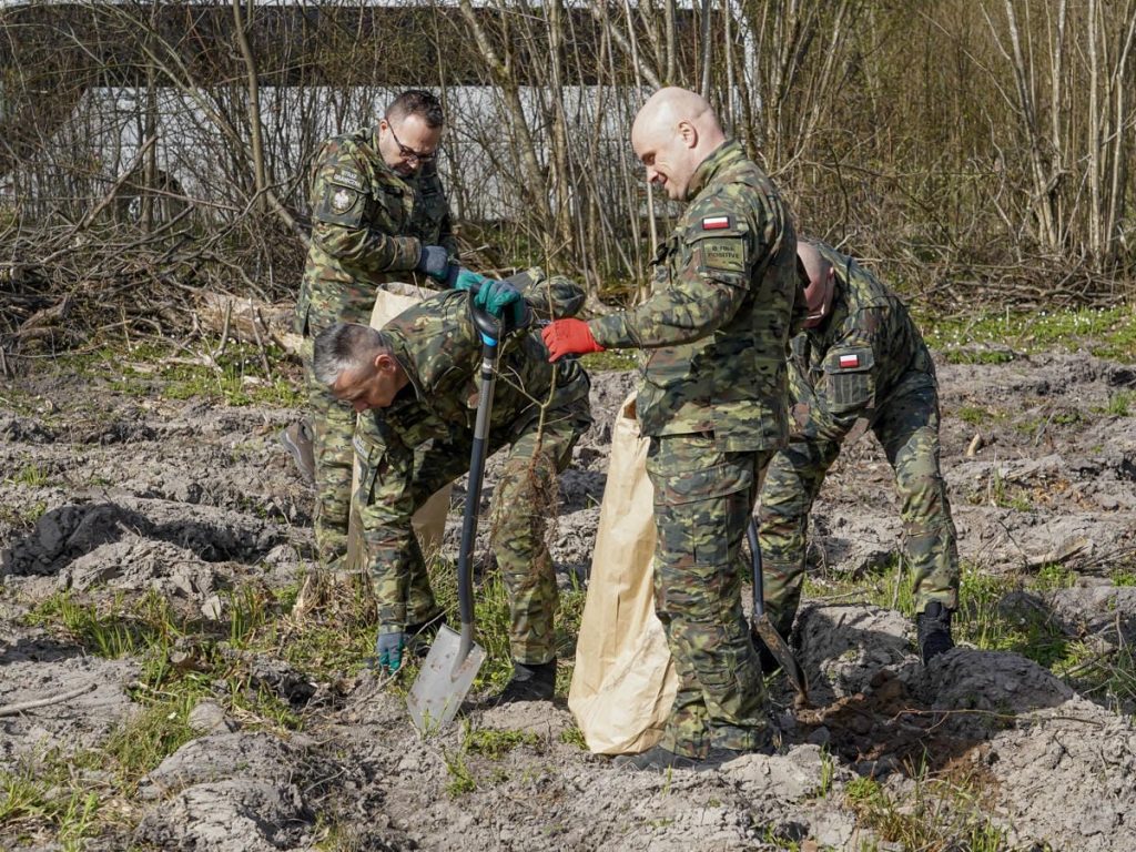 Strażnicy graniczni i leśnicy sadzą drzewa na Mazurach podczas akcji z okazji Światowego Dnia Ziemi.