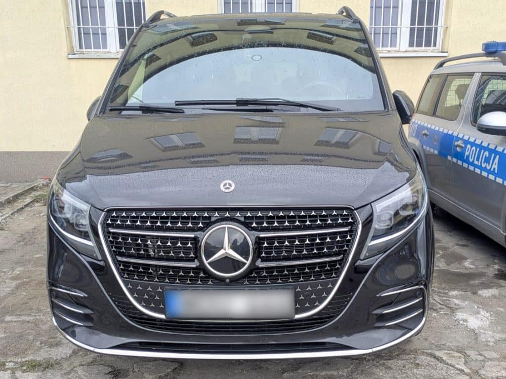 Czarne luksusowe auto Mercedes zatrzymane przez Straż Graniczną na Warmii i Mazurach, widok z przodu.
