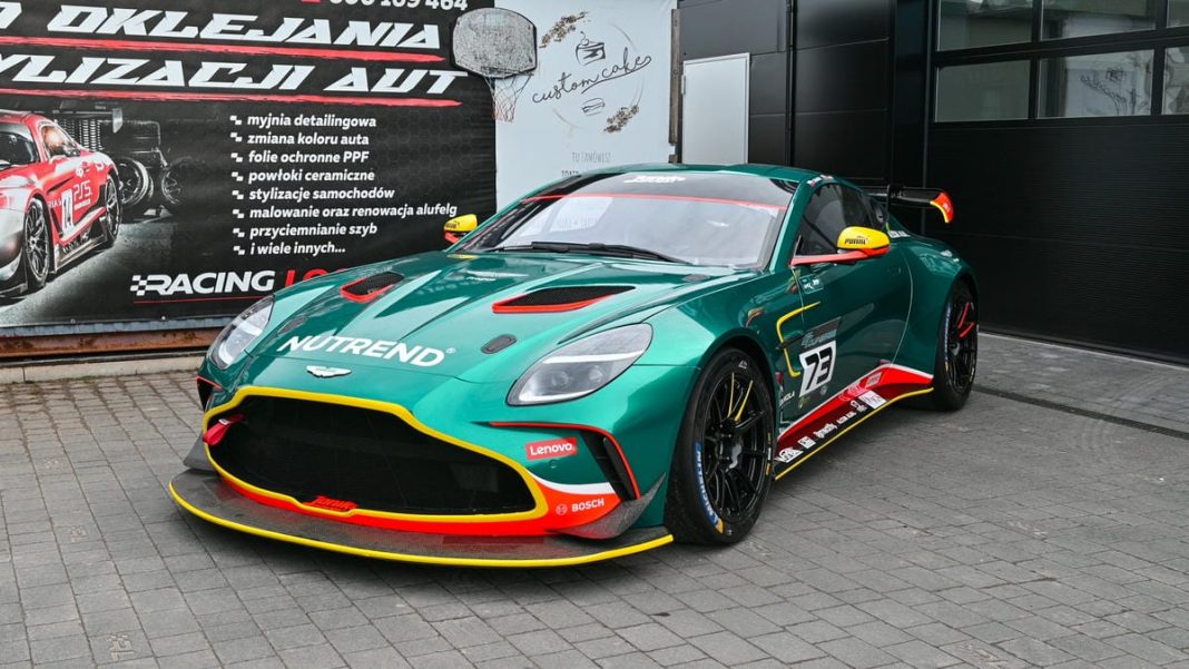 Wyścigowe Aston Martiny GT3 i GT4 na podolsztyńskim parkingu, gotowe do start&oacute;w.