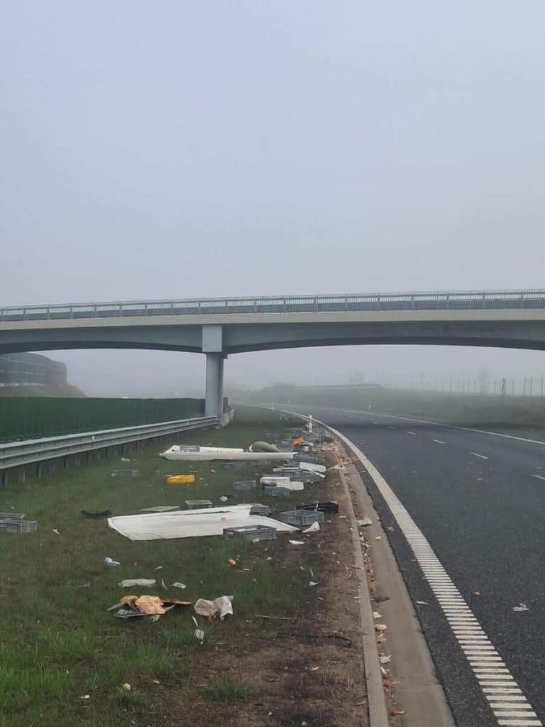 Rozbity samoch&oacute;d dostawczy i rozrzucone ładunki na drodze S7 w pobliżu Frąknowa.