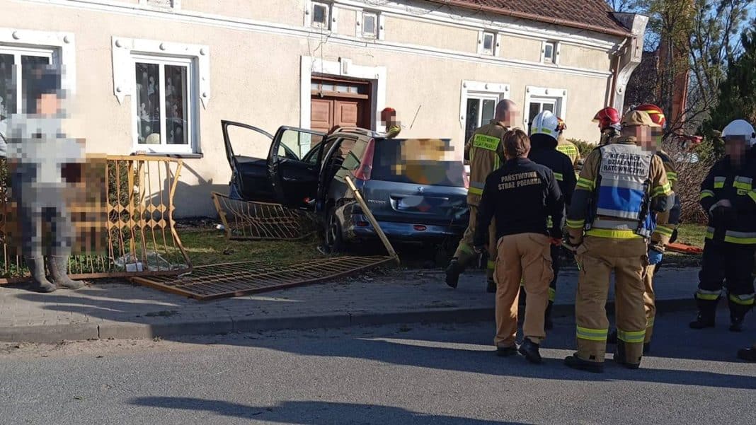 Samoch&oacute;d wypadł z drogi i uderzył w ogrodzenie przed domem, na miejscu pracują strażacy i ratownicy.