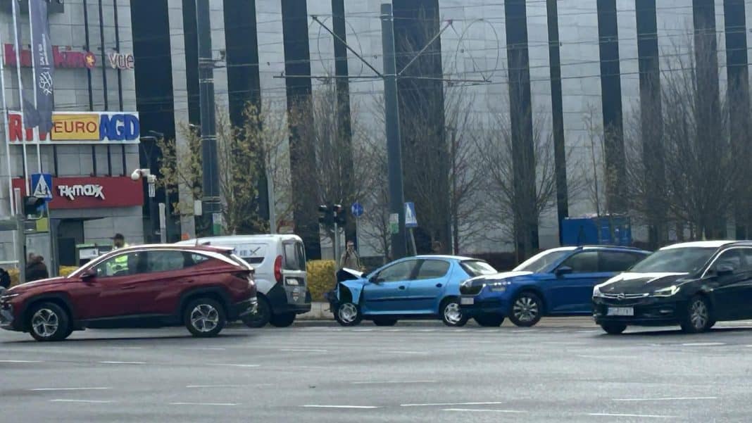 Zderzenie dw&oacute;ch samochod&oacute;w na ruchliwym skrzyżowaniu w Olsztynie, tworzą się korki.