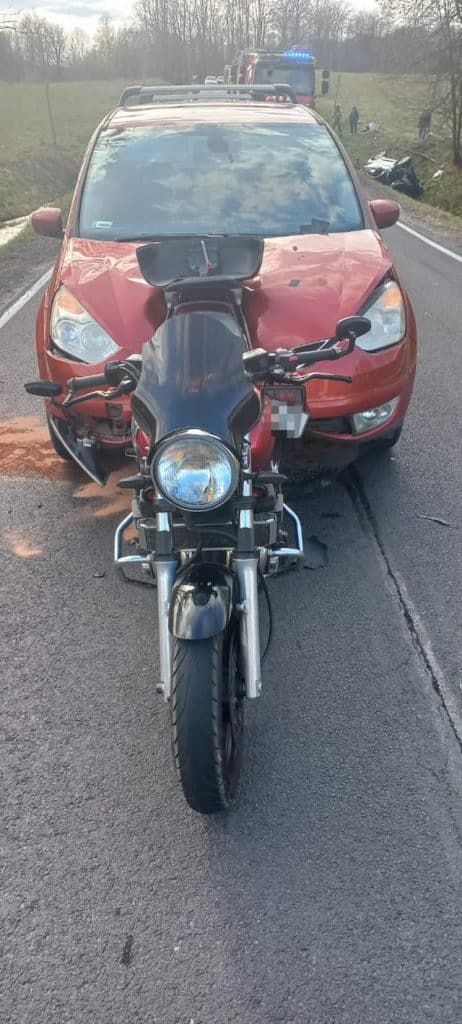 Wypadek na drodze krajowej nr 16 z samochodem i motocyklem, motocykl wbity w prz&oacute;d auta.