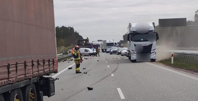 Wypadek na S7 z udziałem ciężar&oacute;wki i pojazdu służb drogowych, na drodze w kierunku Gdańska.