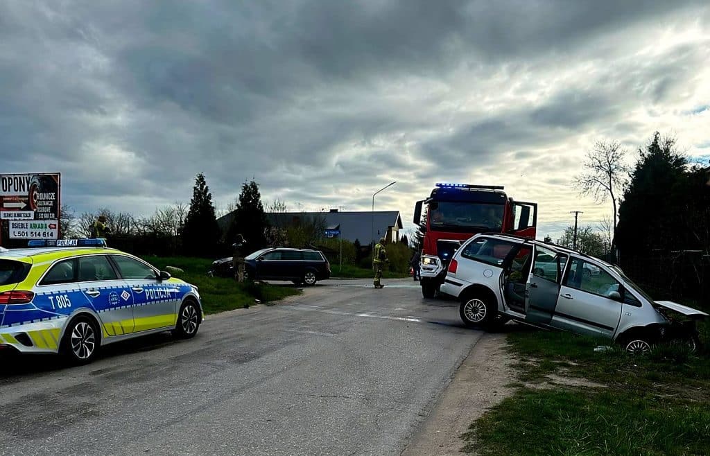 Zdjęcie z miejsca kolizji dw&oacute;ch samochod&oacute;w, na drodze pojawiły się radiowozy i straż pożarna.