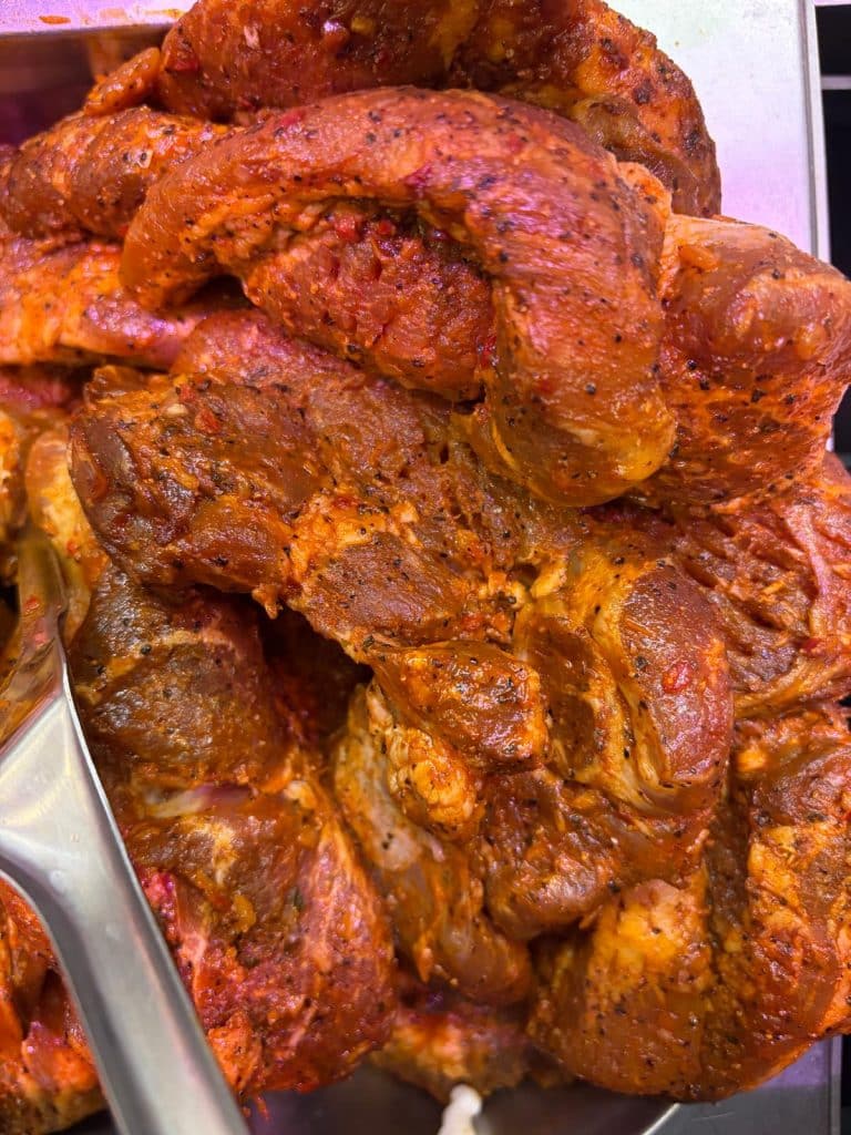 Mięso na grilla w promocyjnych cenach, gotowe do przygotowania podczas maj&oacute;wki.