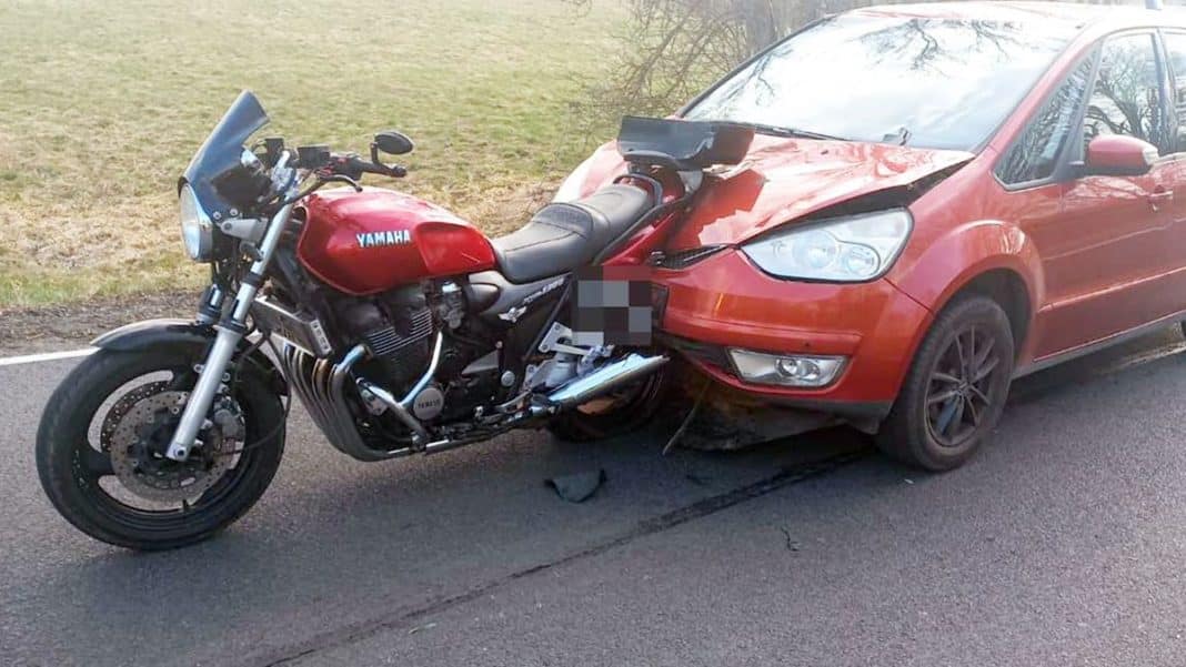 Wypadek na drodze DK16: motocykl uderzył w samoch&oacute;d, jednoślad wbity w prz&oacute;d auta.