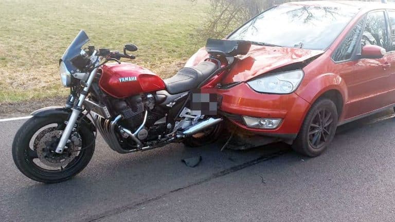 Wypadek na drodze DK16: motocykl uderzył w samoch&oacute;d, jednoślad wbity w prz&oacute;d auta.