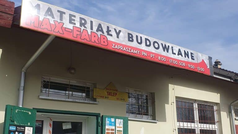 Widok na sklep budowlany Max-Farb na Jarotach z dużym oznakowaniem i zamkniętymi drzwiami.