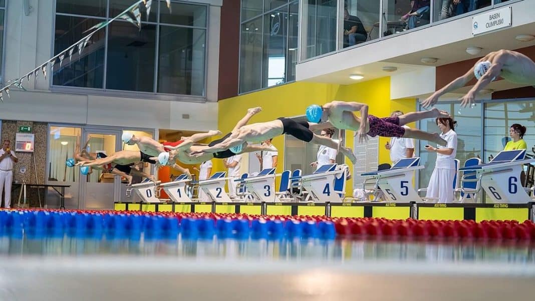 Uczestnicy zawod&oacute;w pływackich startują z blok&oacute;w startowych w basenie Aquasfery.