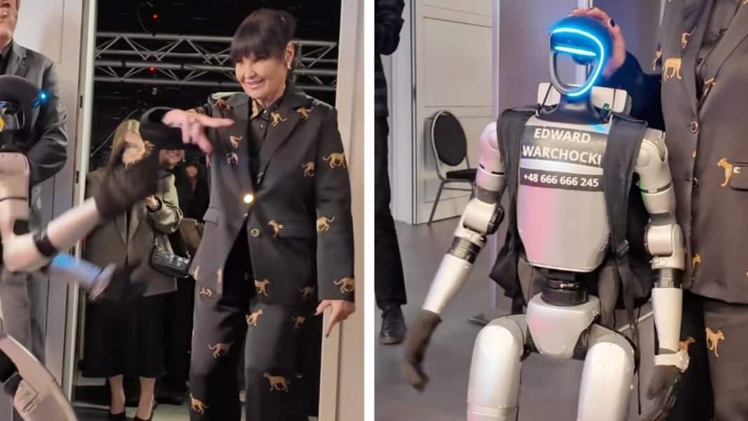 Iwona Pavlović tańczy ze sławnym robotem na planie programu tanecznego.
