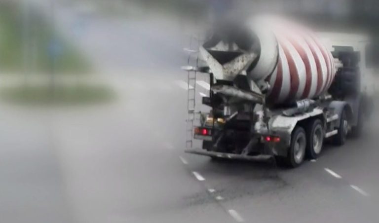 Ciężar&oacute;wka rozlewa beton na ulicy w Olsztynie, interweniowały służby miejskie.