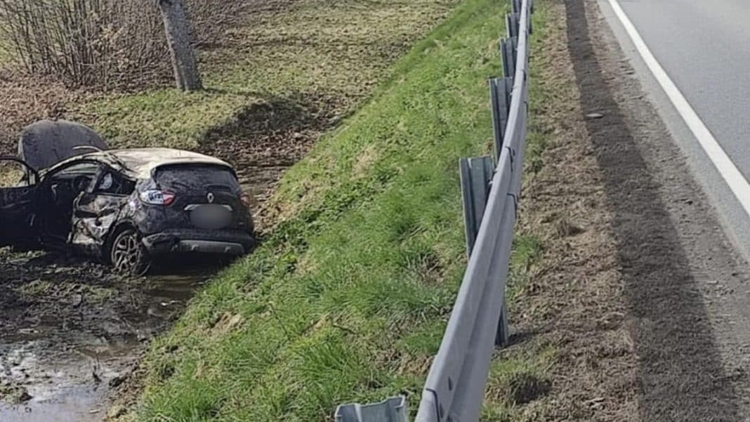 Samoch&oacute;d osobowy wypadł z drogi i wpadł do rowu, uszkodzony pojazd na poboczu, policja na miejscu.