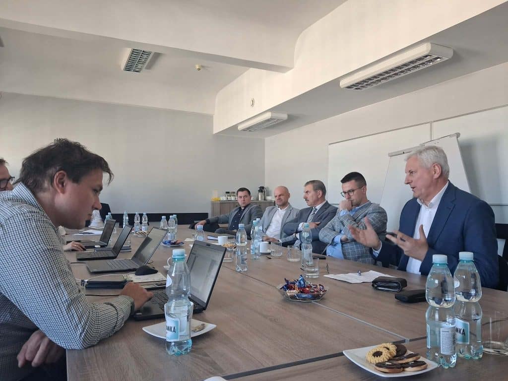 Spotkanie grupy roboczej w siedzibie Urzędu Marszałkowskiego w Olsztynie, omawiane plany reaktywacji linii kolejowej 223.