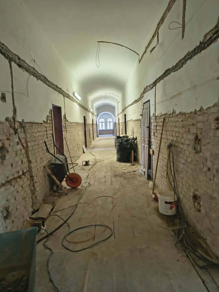 Wnętrze odrestaurowywanego koszarowca w Twierdzy Boyen, w trakcie prac remontowych.