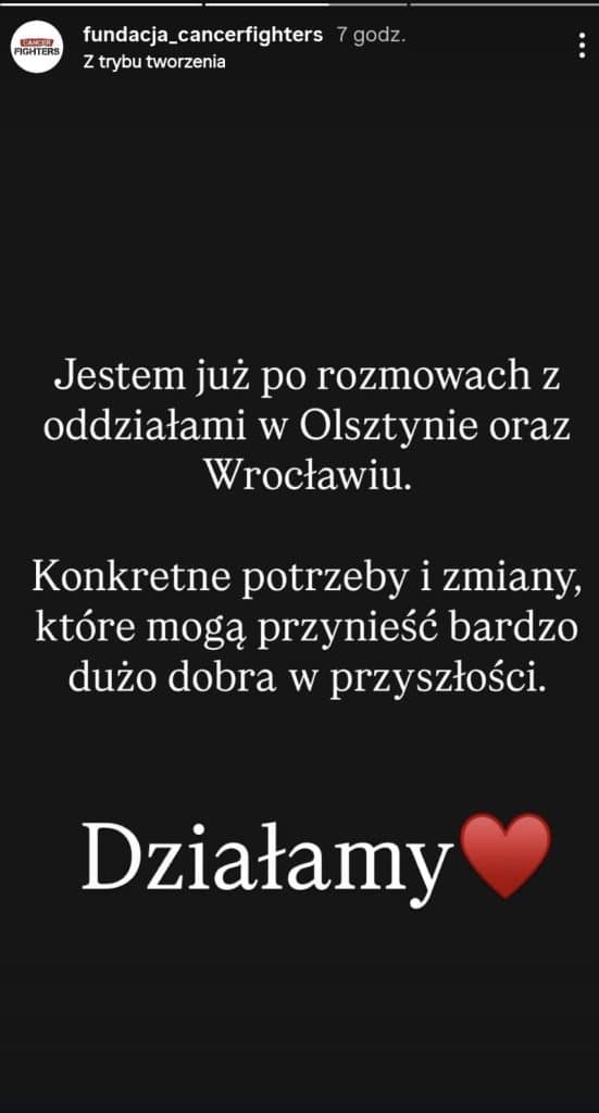 Osoby rozmawiające w Olsztynie, związane z fundacją Cancer Fighters.