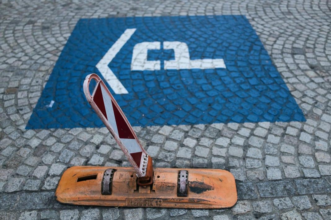 Koniec z zajętymi miejscami? Blokady parkingowe wracają do łask w Olsztynie - pilot czy klasyczna kł&oacute;dka?