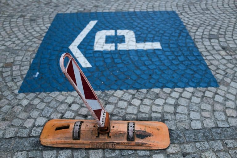 Koniec z zajętymi miejscami? Blokady parkingowe wracają do łask w Olsztynie - pilot czy klasyczna kłódka?