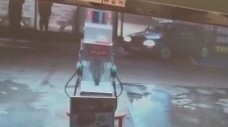 Samoch&oacute;d na stacji paliw po zdarzeniu, widoczny w nocy, z uszkodzeniami i stłuczeniami na powierzchni.