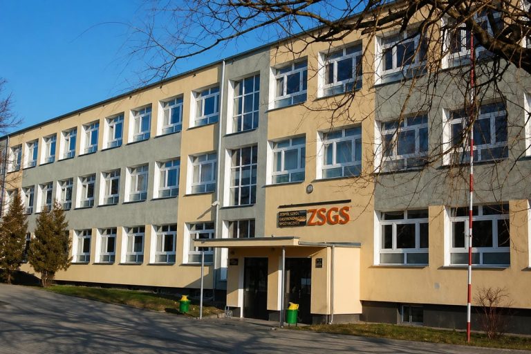 Budynek Zespołu Szk&oacute;ł Gastronomiczno-Spożywczych w Olsztynie, jasny, wielopiętrowy, z dużą ilością okien, w słoneczny dzień.